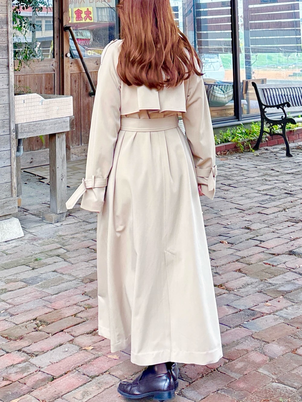 ベージュ系のトレンチコートを着用したレディースの春コーディネートの9枚目の写真