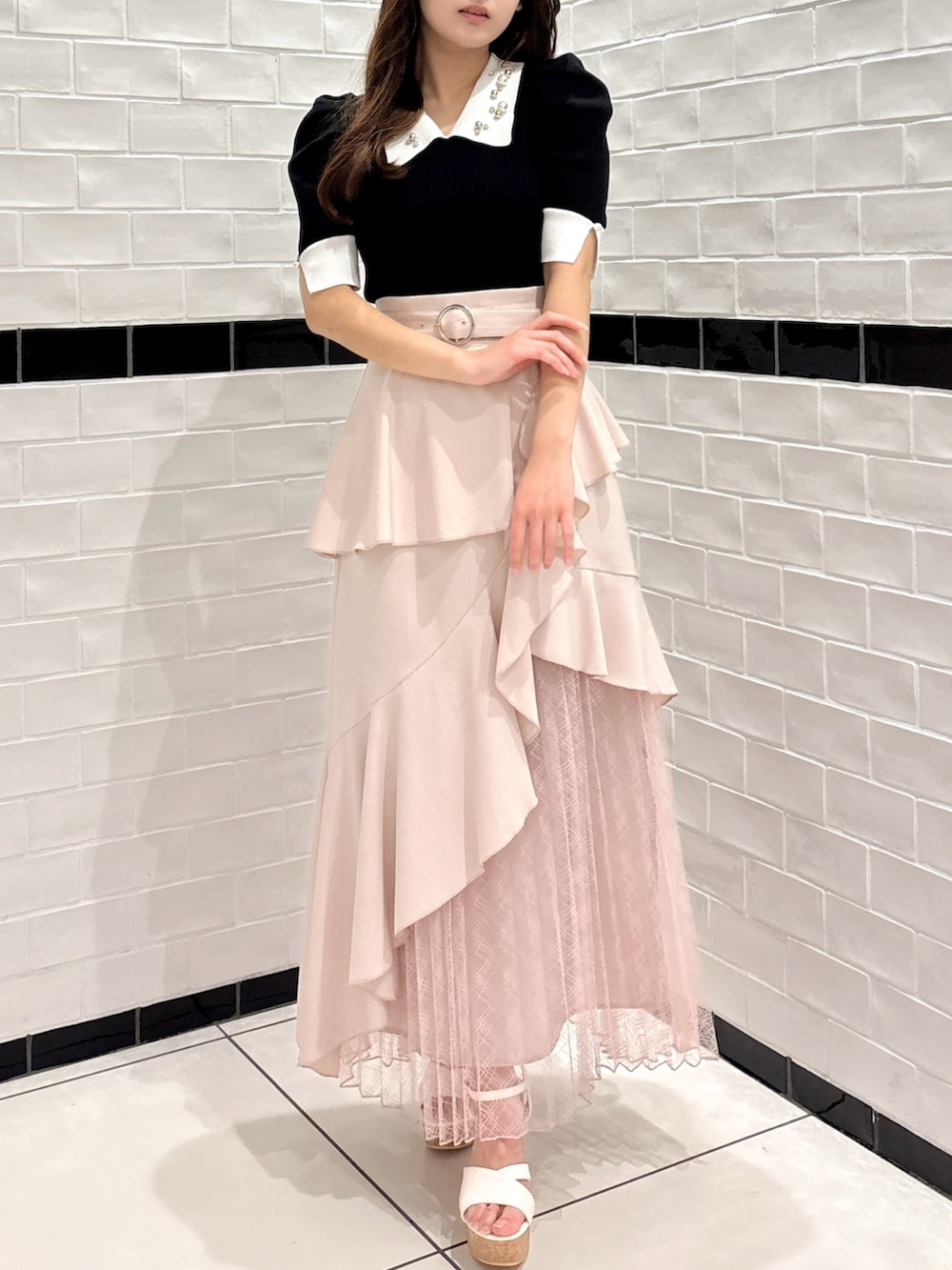 ピンク系のスカート、ホワイト系のサンダル、その他のニット/セーターを着用したレディースの夏コーディネートの3枚目の写真