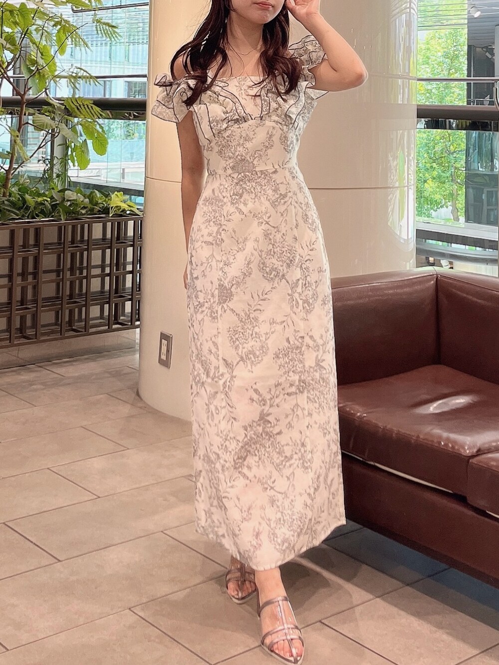 ホワイト系のワンピース、シルバー系のパンプスを着用したレディースの夏コーディネートの3枚目の写真