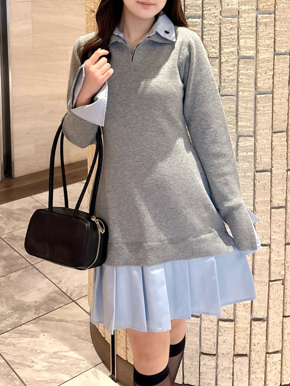 その他のローファー、グレー系のワンピース、ブラック系のハンドバッグを着用したレディースの秋コーディネートの7枚目の写真