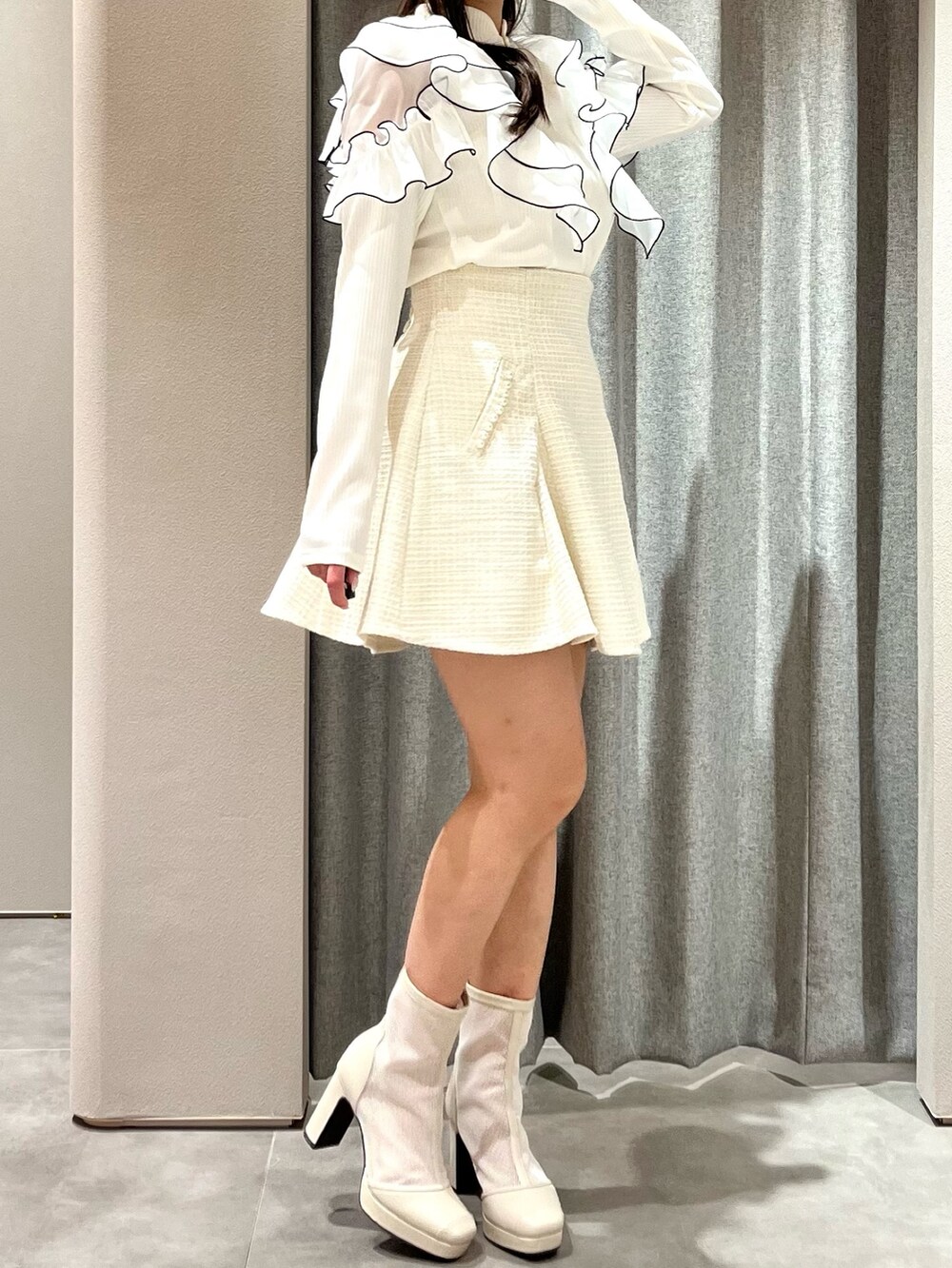 ホワイト系のTシャツ/カットソー、ホワイト系のスカート、ホワイト系のブーツを着用したレディースの春コーディネートの6枚目の写真