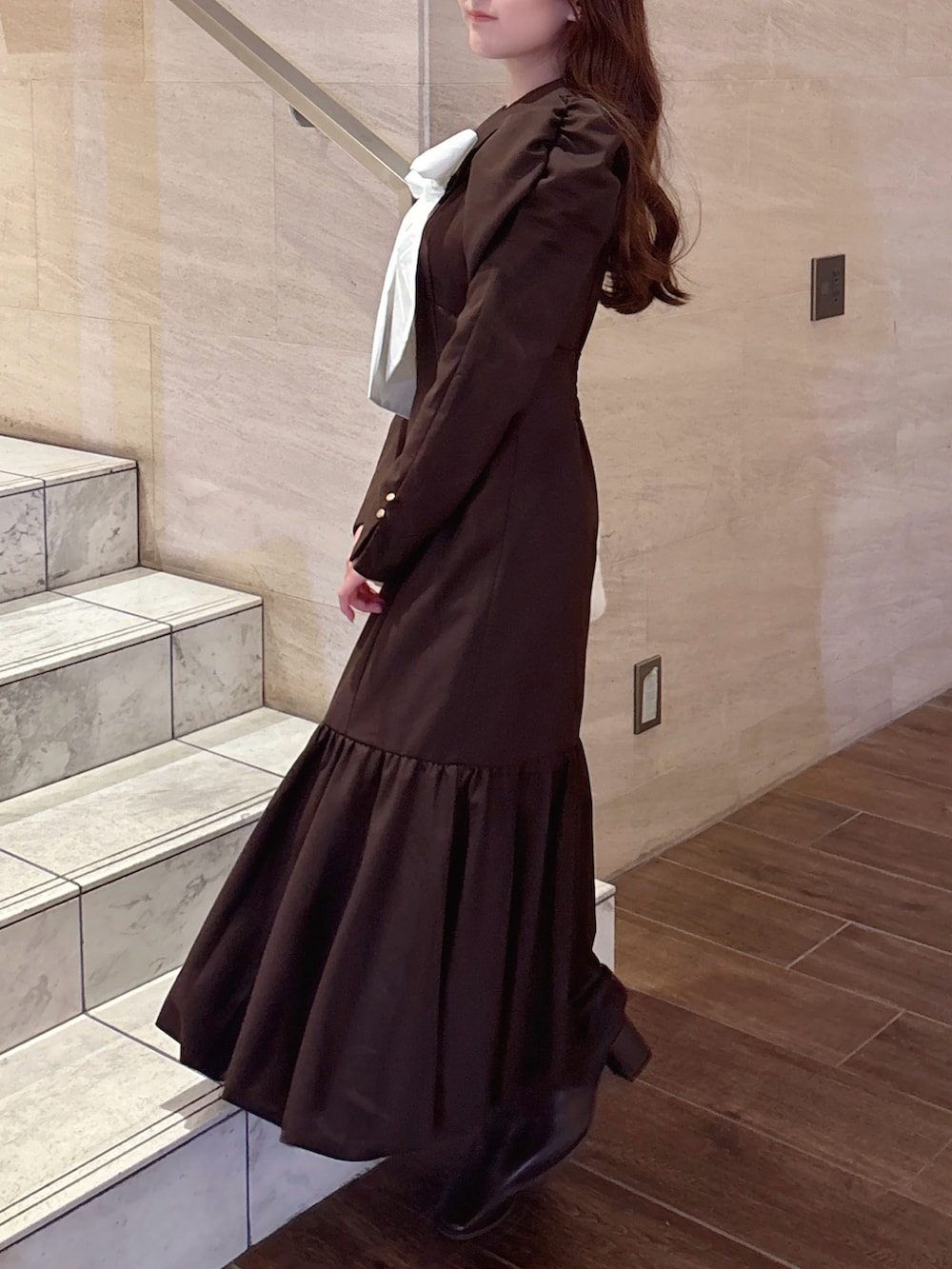 ブラウン系のワンピース、ブラウン系のブーツを着用したレディースの秋コーディネートの6枚目の写真