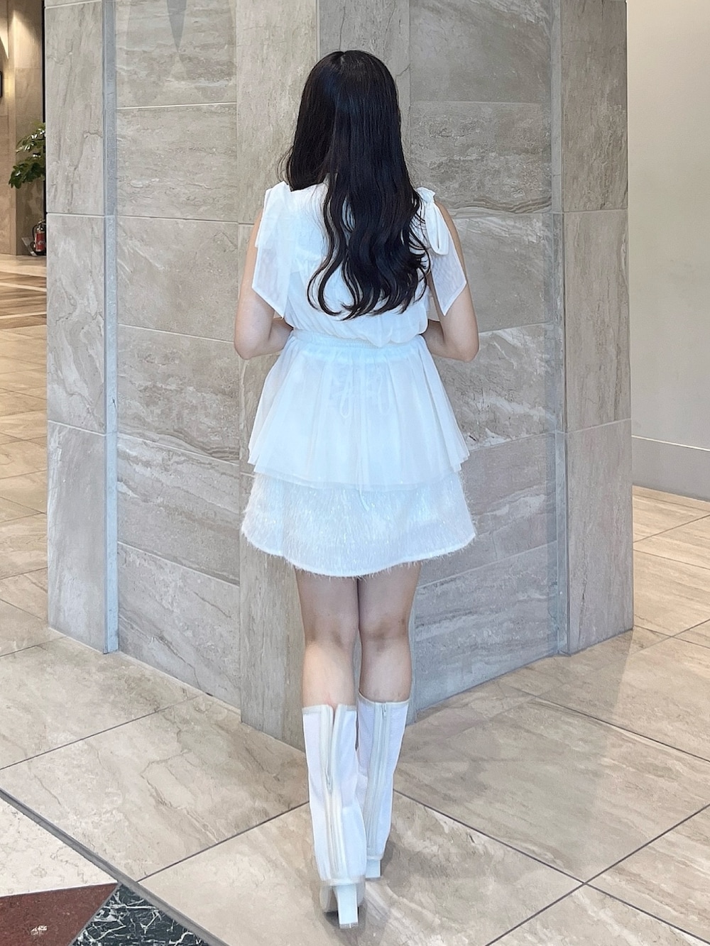 ホワイト系のニット/セーター、ホワイト系のタンクトップ、ホワイト系のスカートを着用したレディースの夏コーディネートの4枚目の写真