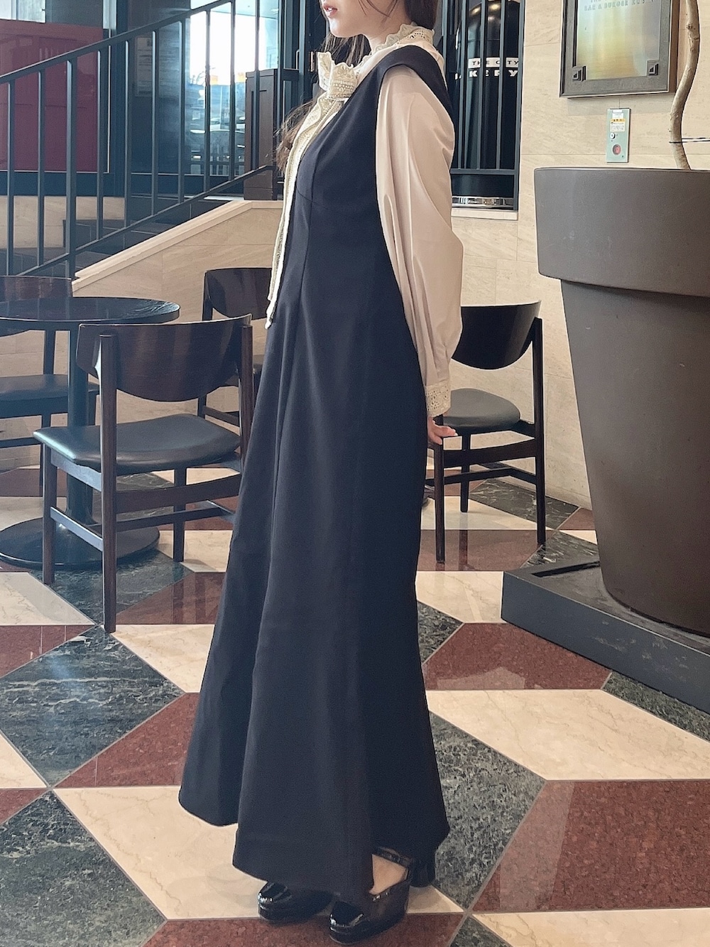 ベージュ系のシャツ/ブラウス、ブラック系のパンプス、ブラック系のワンピースを着用したレディースの秋コーディネートの4枚目の写真