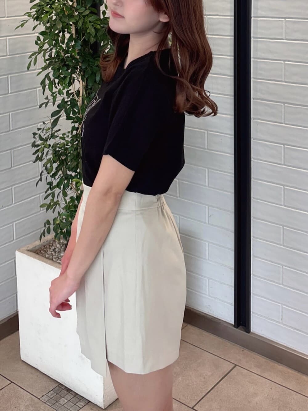 ブラウン系のパンプス、ブラック系のTシャツ/カットソー、ベージュ系のスカートを着用したレディースの夏コーディネートの9枚目の写真