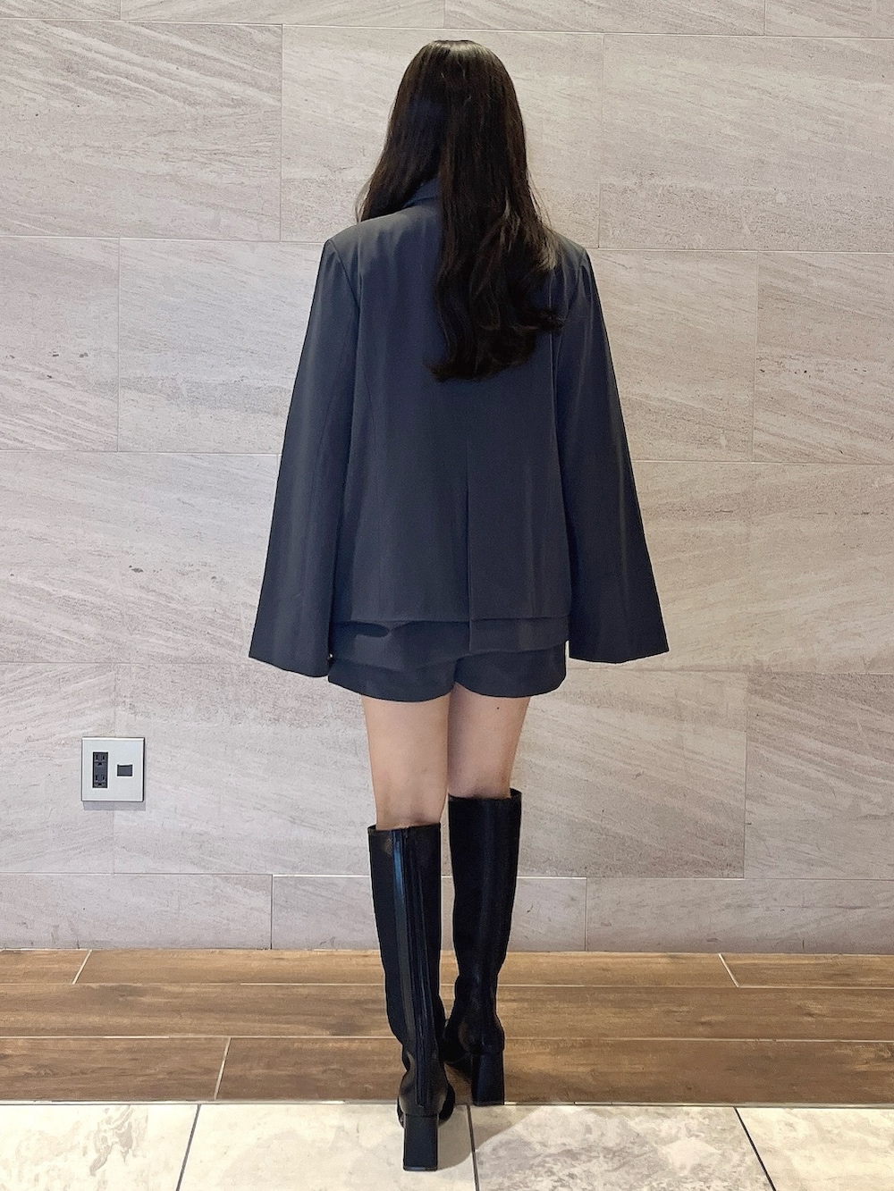 グレー系のテーラードジャケット、ブラック系のシャツ/ブラウス、グレー系のその他パンツを着用したレディースの秋コーディネートの6枚目の写真