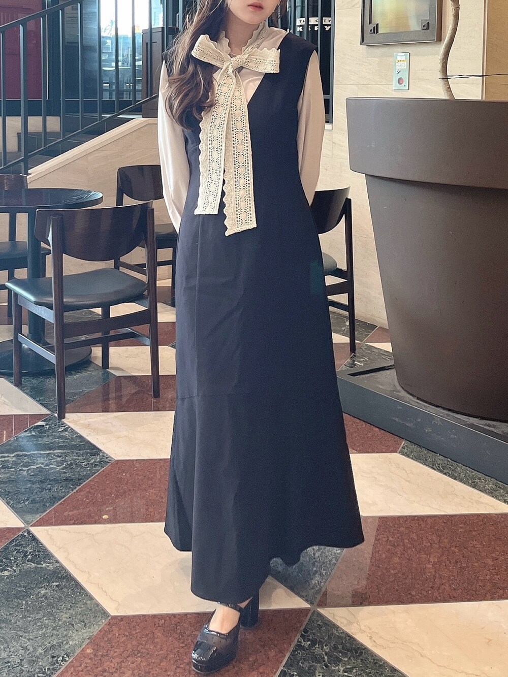 ベージュ系のシャツ/ブラウス、ブラック系のパンプス、ブラック系のワンピースを着用したレディースの秋コーディネートの2枚目の写真