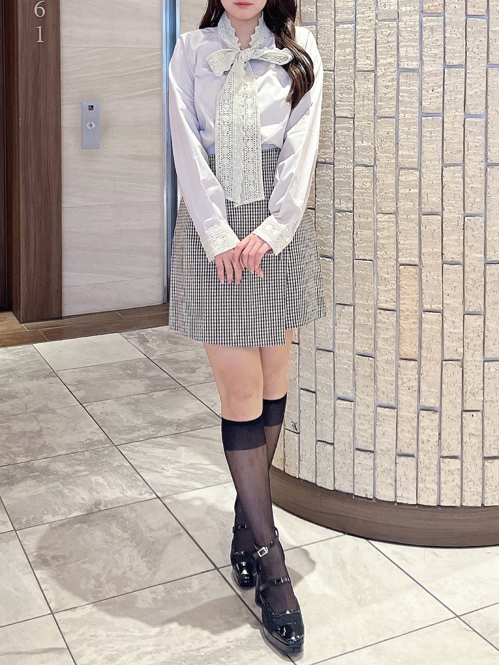 その他のスカート、ベージュ系のシャツ/ブラウス、ブラック系のパンプスを着用したレディースの秋コーディネートの2枚目の写真