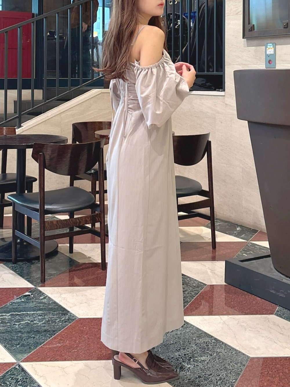 グレー系のワンピース、ブラウン系のローファーを着用したレディースの春コーディネートの7枚目の写真