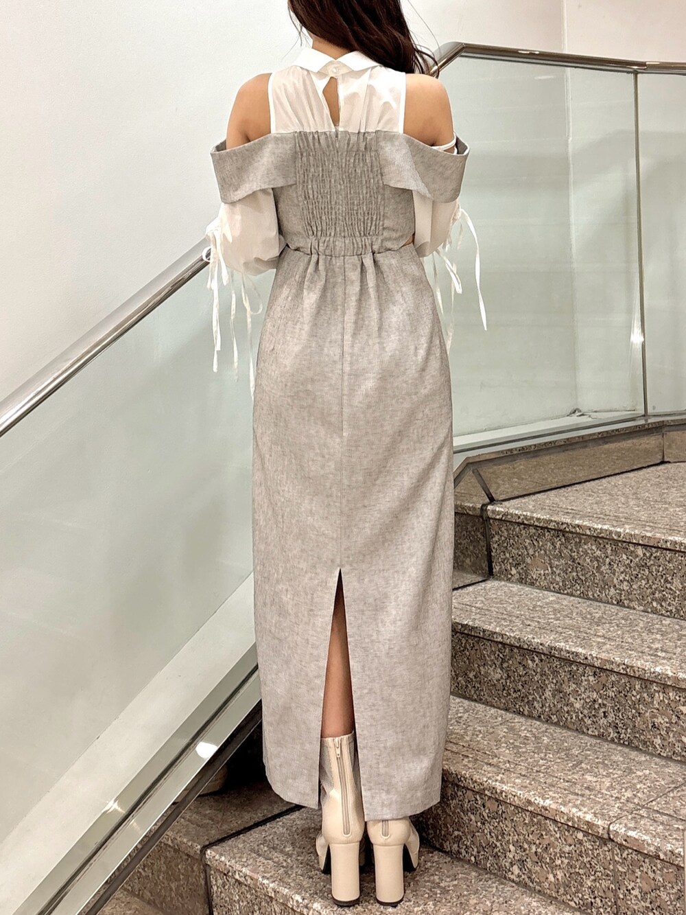 グレー系のワンピース、ベージュ系のブーツを着用したレディースの春コーディネートの8枚目の写真