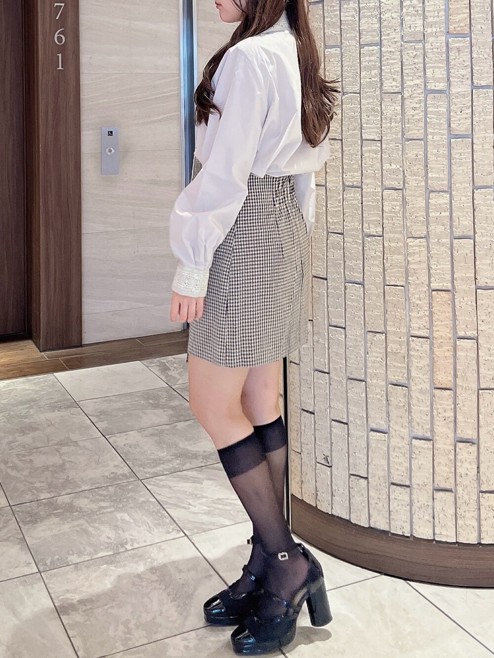 その他のスカート、ベージュ系のシャツ/ブラウス、ブラック系のパンプスを着用したレディースの秋コーディネートの8枚目の写真