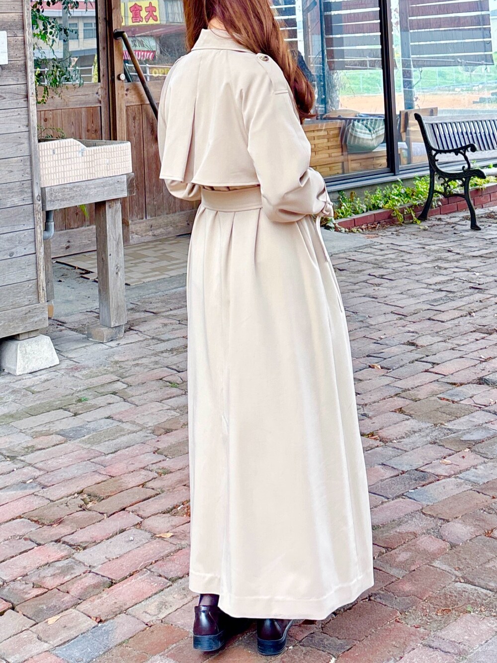 ベージュ系のトレンチコートを着用したレディースの春コーディネートの8枚目の写真