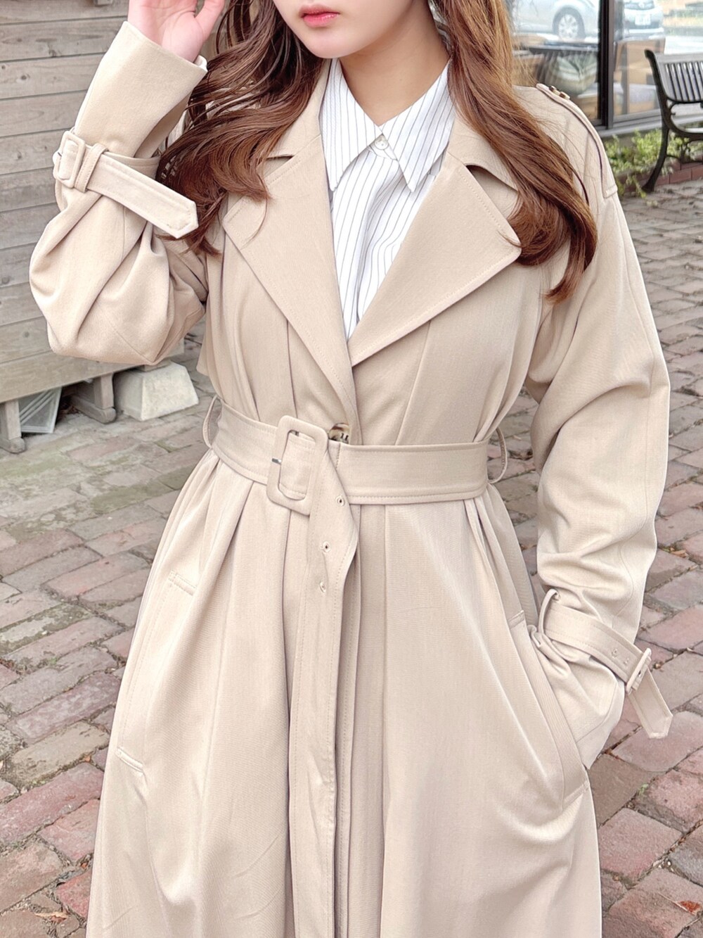 ベージュ系のトレンチコートを着用したレディースの春コーディネートの10枚目の写真