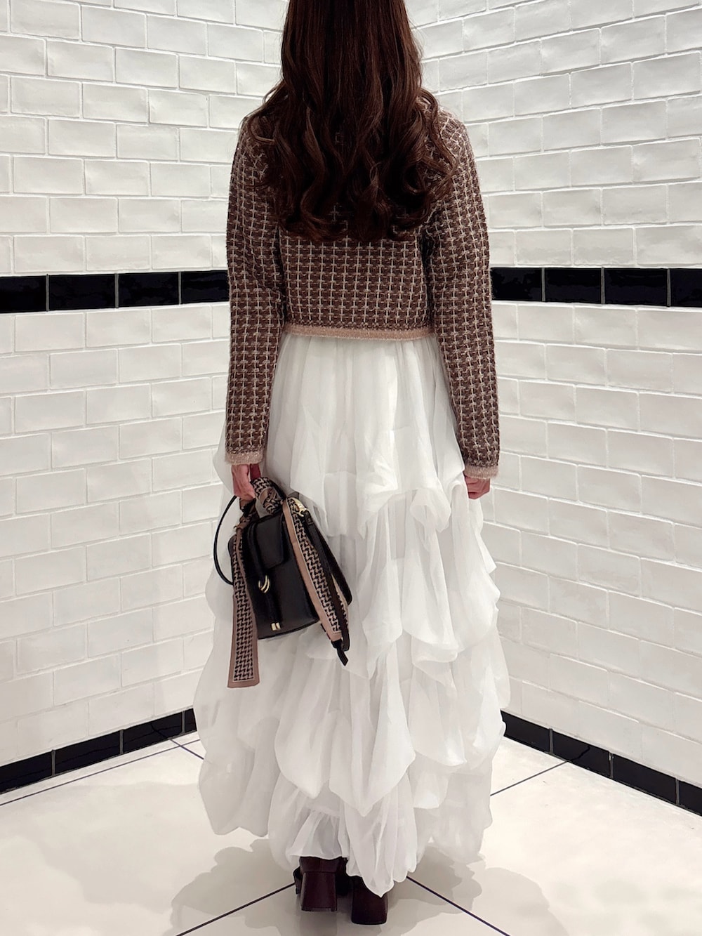 ブラウン系のカーディガン/ボレロ、ホワイト系のシャツ/ブラウス、ブラウン系のショルダーバッグを着用したレディースの秋コーディネートの9枚目の写真