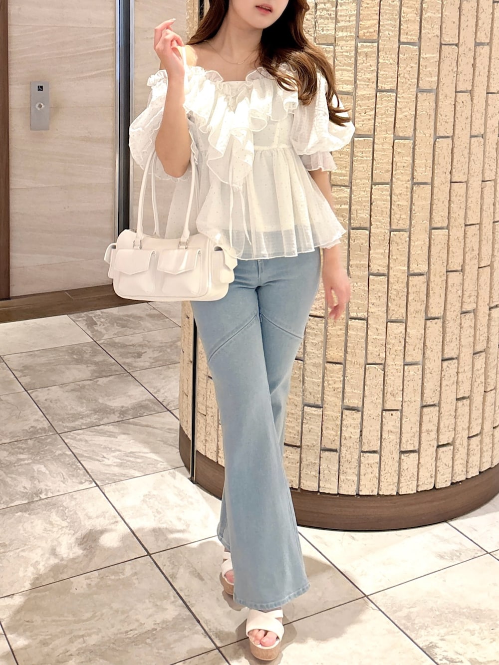 ホワイト系のシャツ/ブラウス、ブルー系のデニムパンツ、ホワイト系のサンダルを着用したレディースの夏コーディネートの2枚目の写真