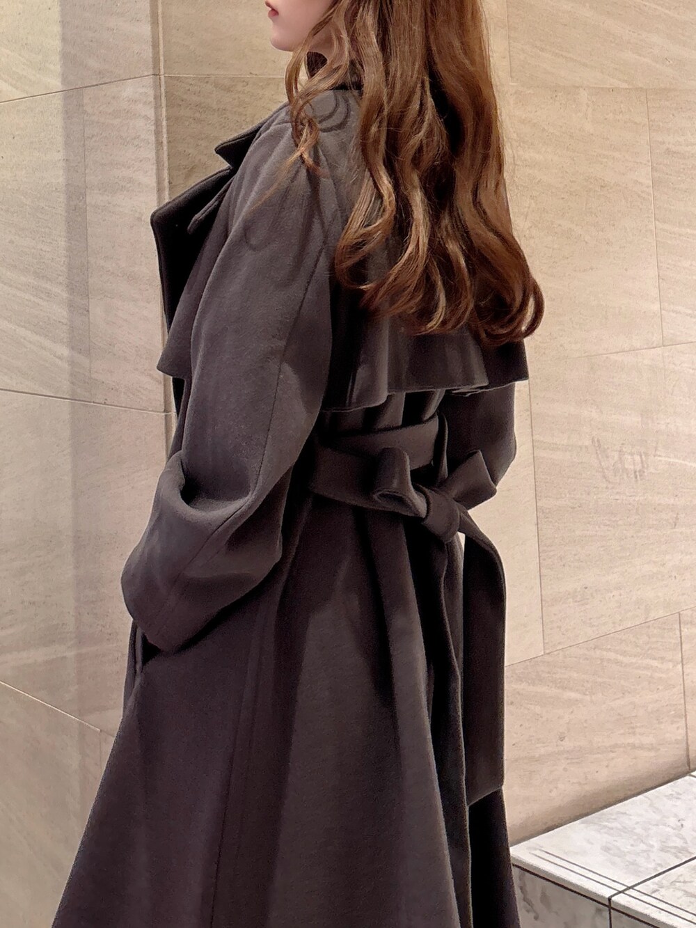 ブラウン系のトレンチコート、ブルー系のワンピース、その他のローファーを着用したレディースの秋コーディネートの9枚目の写真