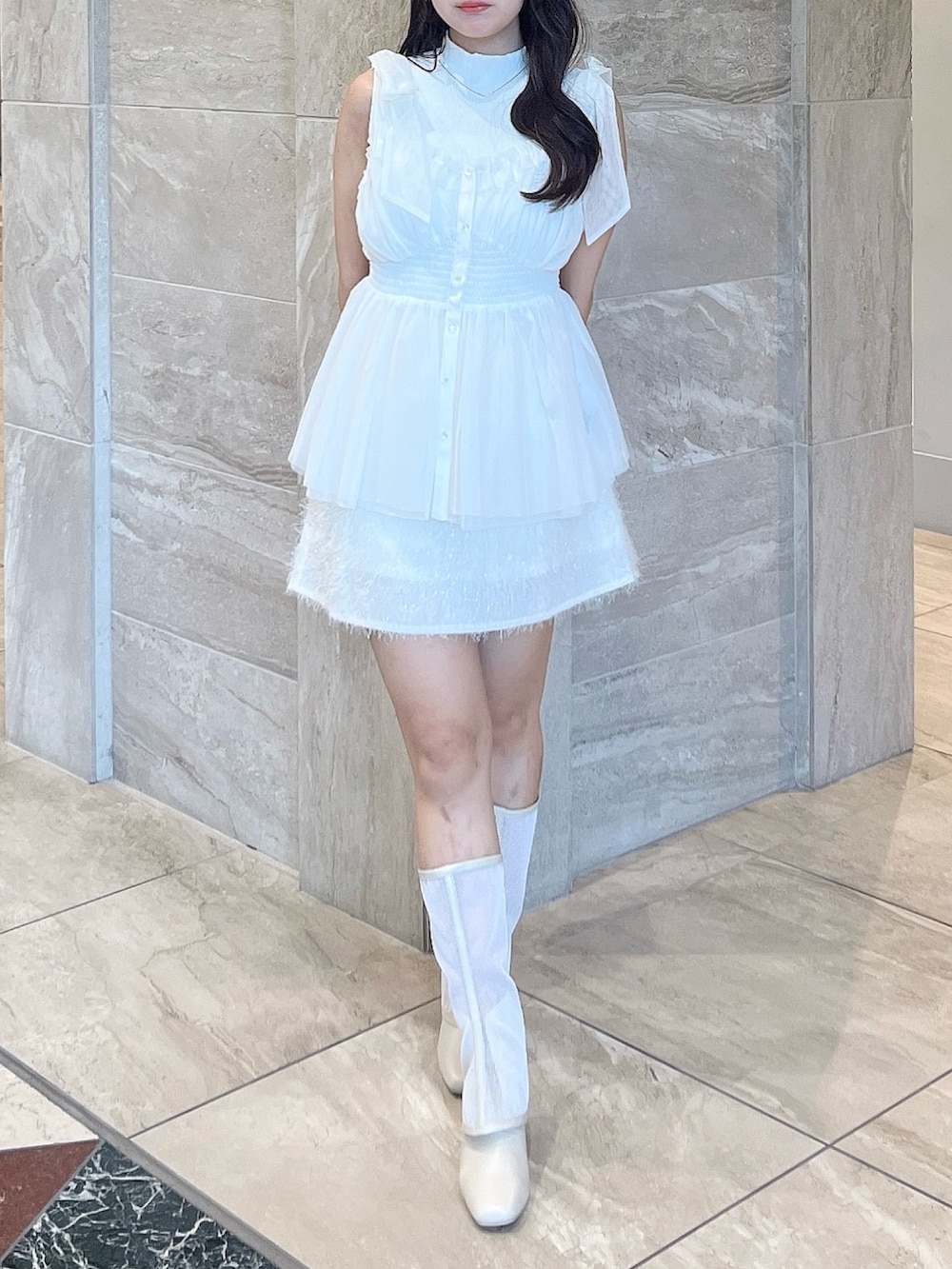 ホワイト系のニット/セーター、ホワイト系のタンクトップ、ホワイト系のスカートを着用したレディースの夏コーディネートの3枚目の写真