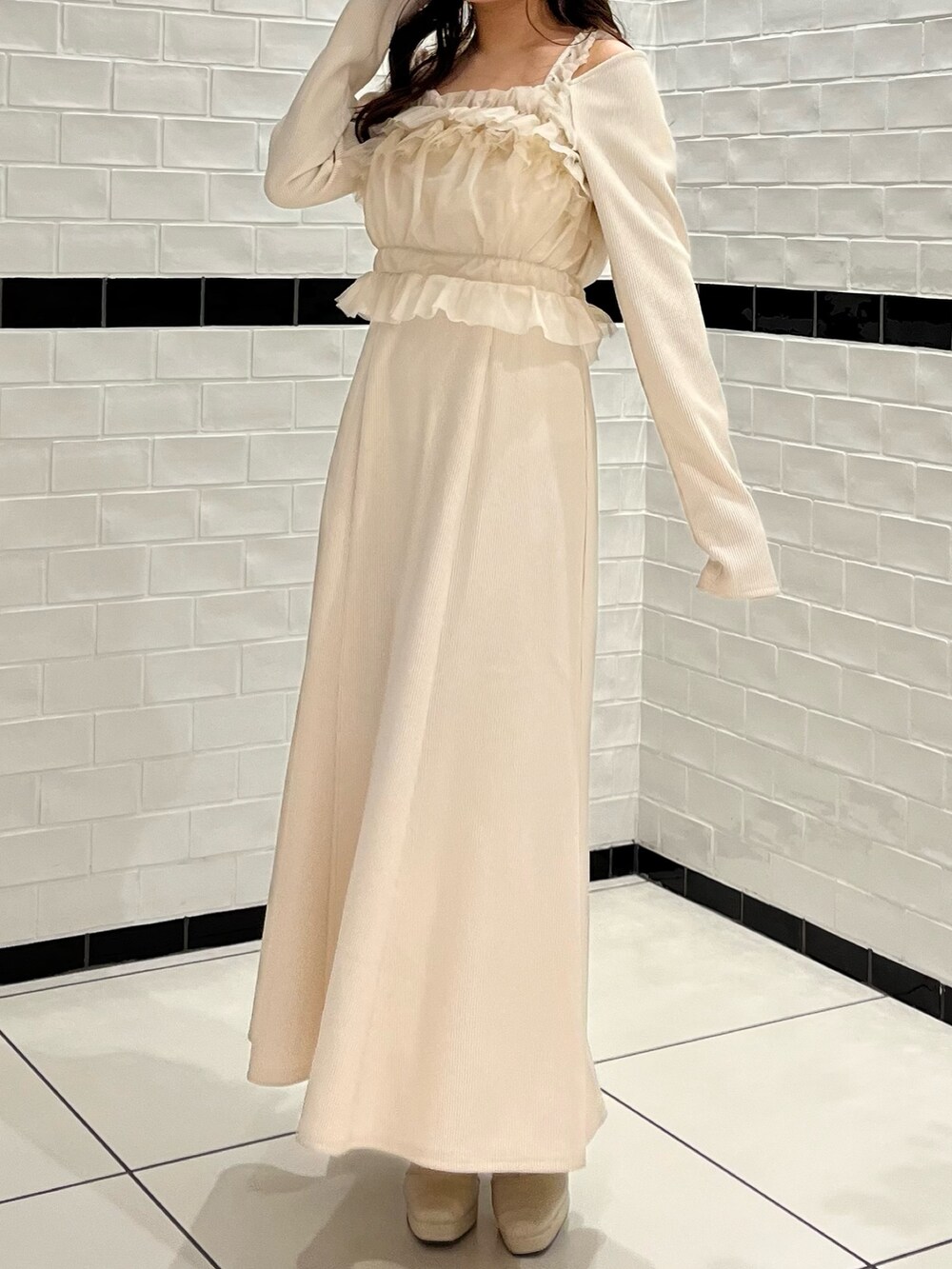 ホワイト系のワンピース、ホワイト系のブーツを着用したレディースの冬コーディネートの5枚目の写真