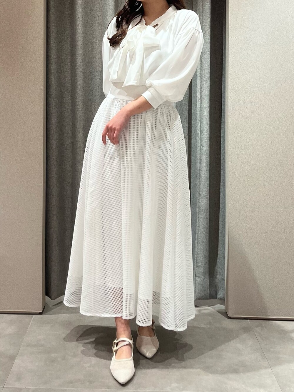 ホワイト系のワンピース、ホワイト系のパンプスを着用したレディースの春コーディネートの2枚目の写真