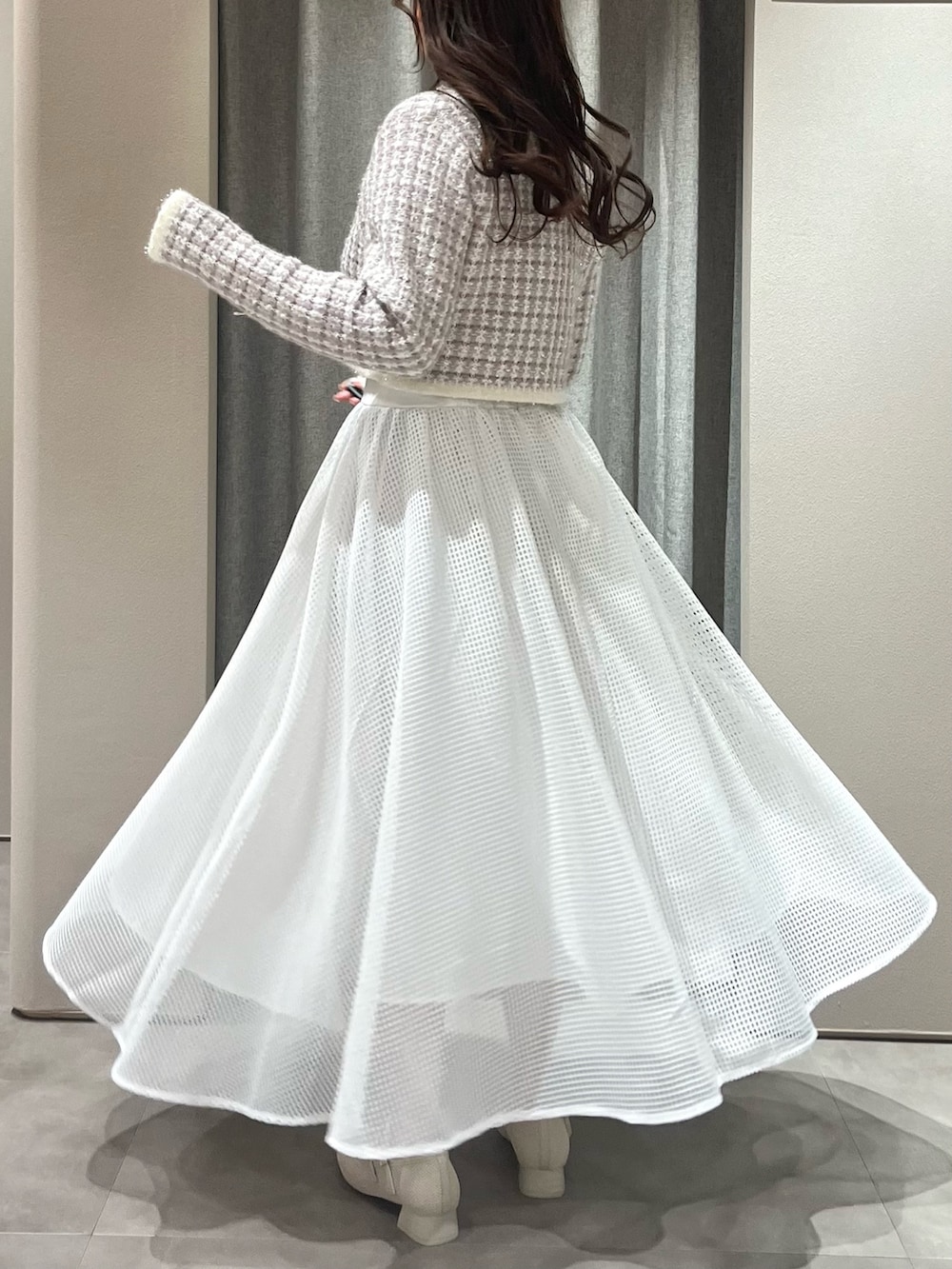 パープル系のノーカラージャケット、ホワイト系のワンピース、ホワイト系のパンプスを着用したレディースの春コーディネートの8枚目の写真