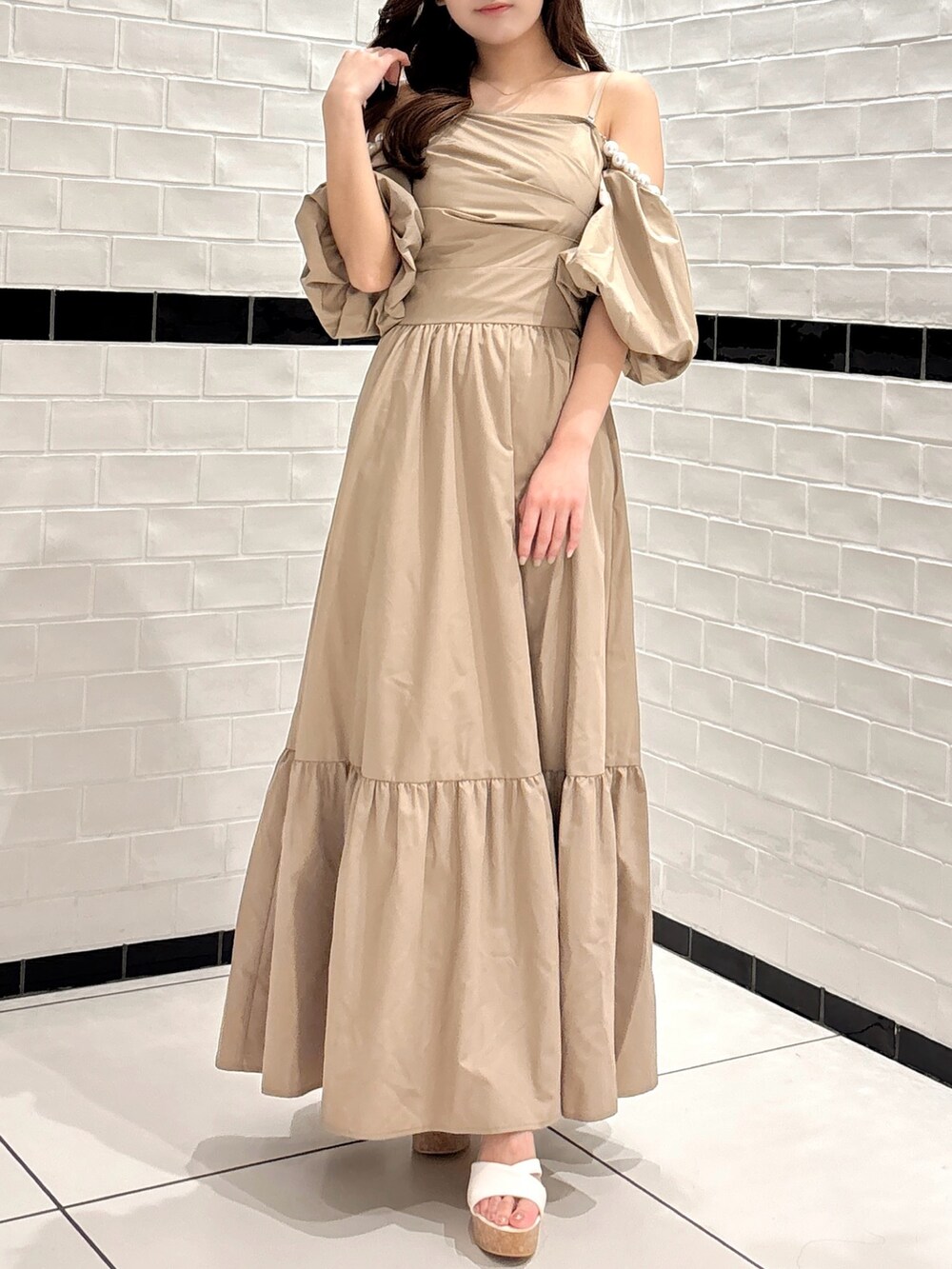 ベージュ系のワンピース、ホワイト系のサンダルを着用したレディースの夏コーディネートの4枚目の写真