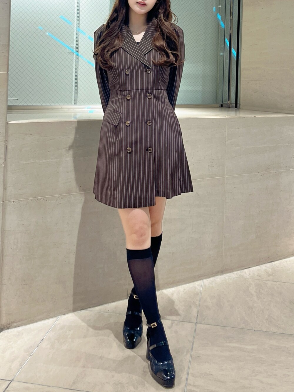 ブラック系のパンプス、ブラウン系のワンピースを着用したレディースの秋コーディネートの4枚目の写真