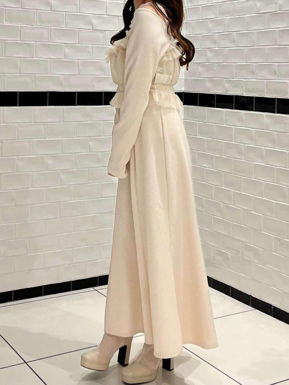 ホワイト系のワンピース、ホワイト系のブーツを着用したレディースの冬コーディネートの7枚目の写真