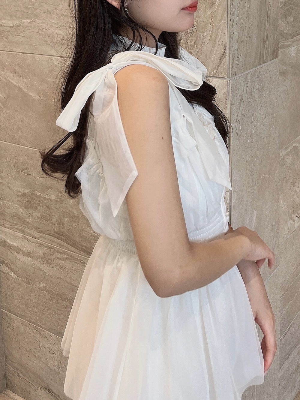 ホワイト系のニット/セーター、ホワイト系のタンクトップ、ホワイト系のスカートを着用したレディースの夏コーディネートの6枚目の写真