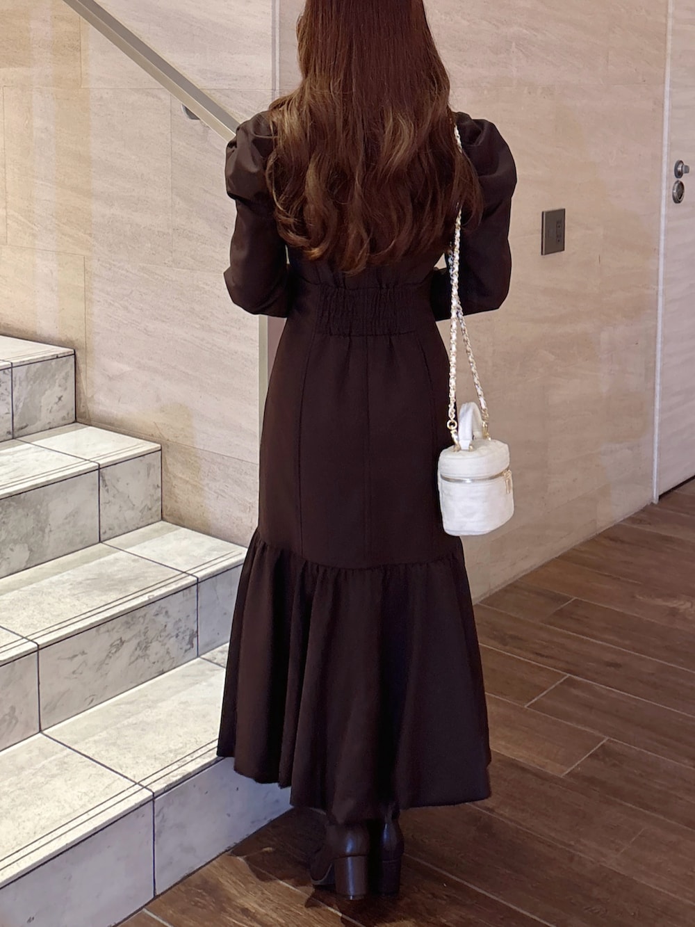 ブラウン系のワンピース、ブラウン系のブーツを着用したレディースの秋コーディネートの9枚目の写真