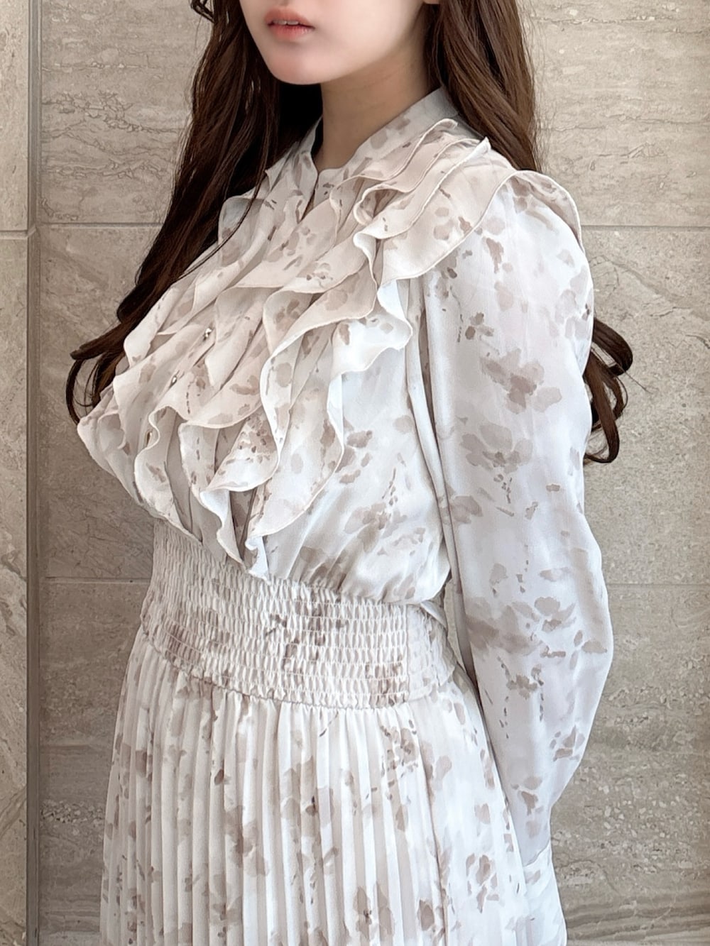 ホワイト系のワンピース、ベージュ系のブーツを着用したレディースの冬コーディネートの10枚目の写真