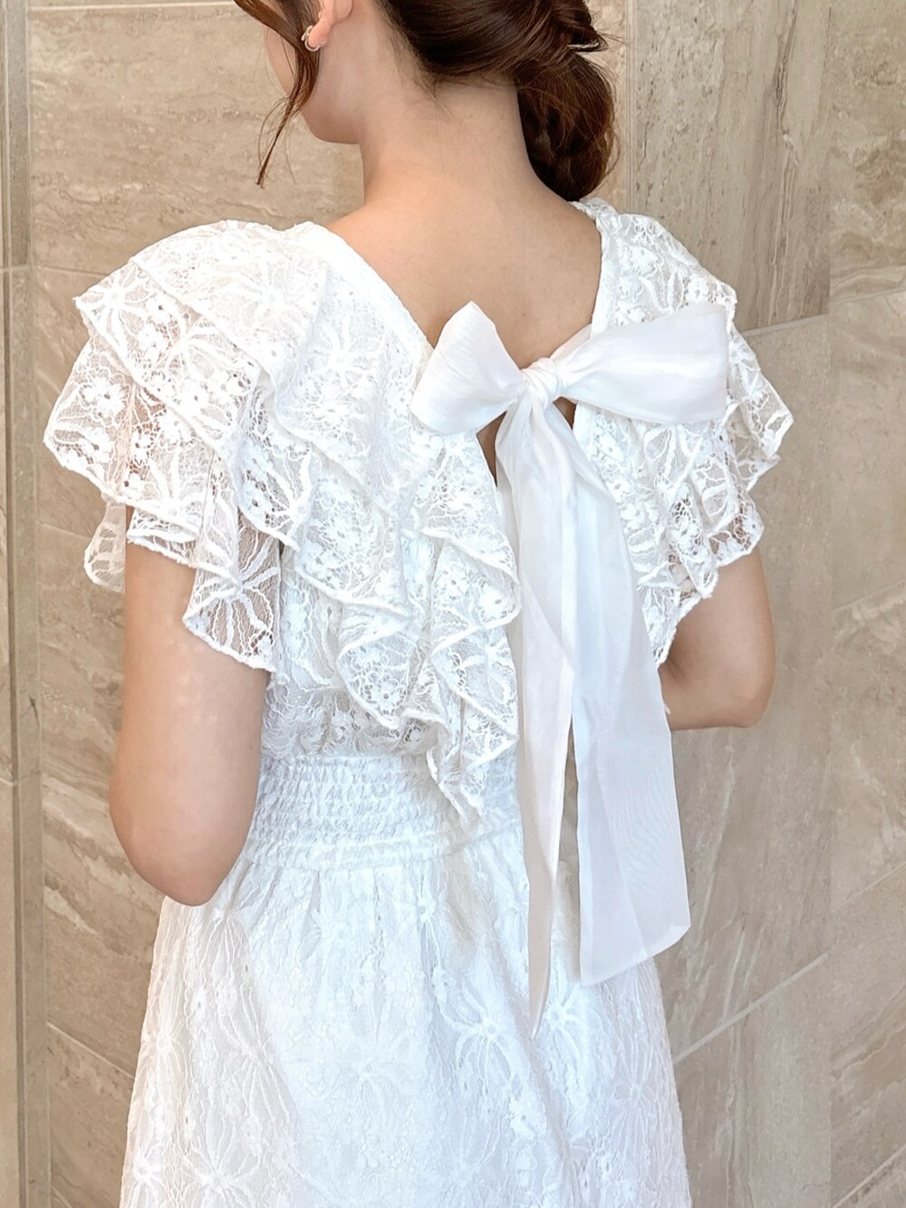 ホワイト系のワンピース、ホワイト系のサンダルを着用したレディースの夏コーディネートの10枚目の写真