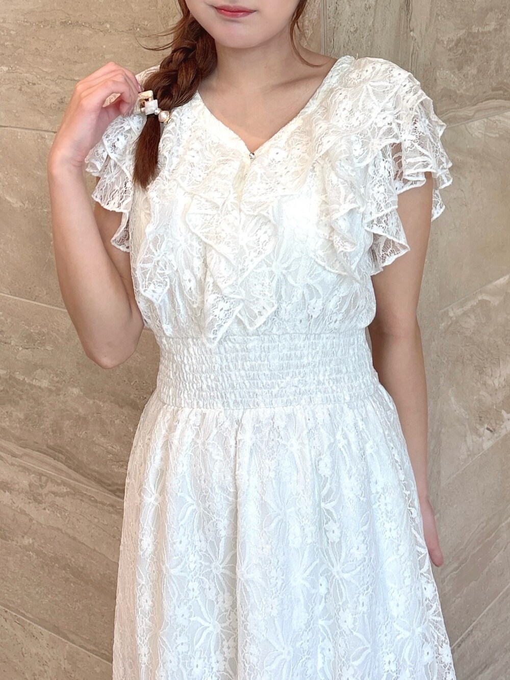 ホワイト系のワンピース、ホワイト系のサンダルを着用したレディースの夏コーディネートの9枚目の写真