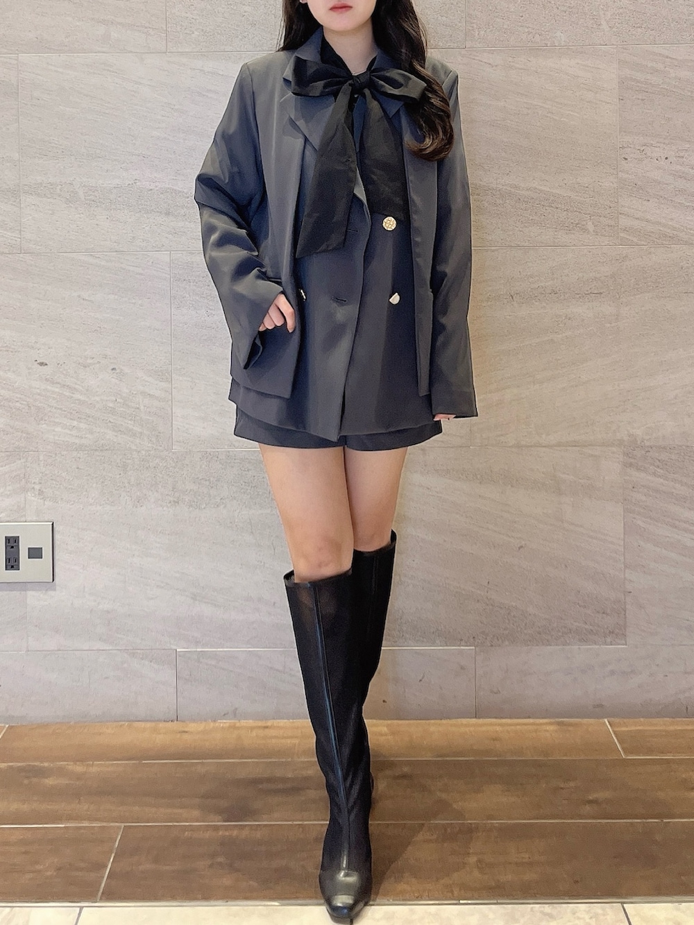 グレー系のテーラードジャケット、ブラック系のシャツ/ブラウス、グレー系のその他パンツを着用したレディースの秋コーディネートの2枚目の写真