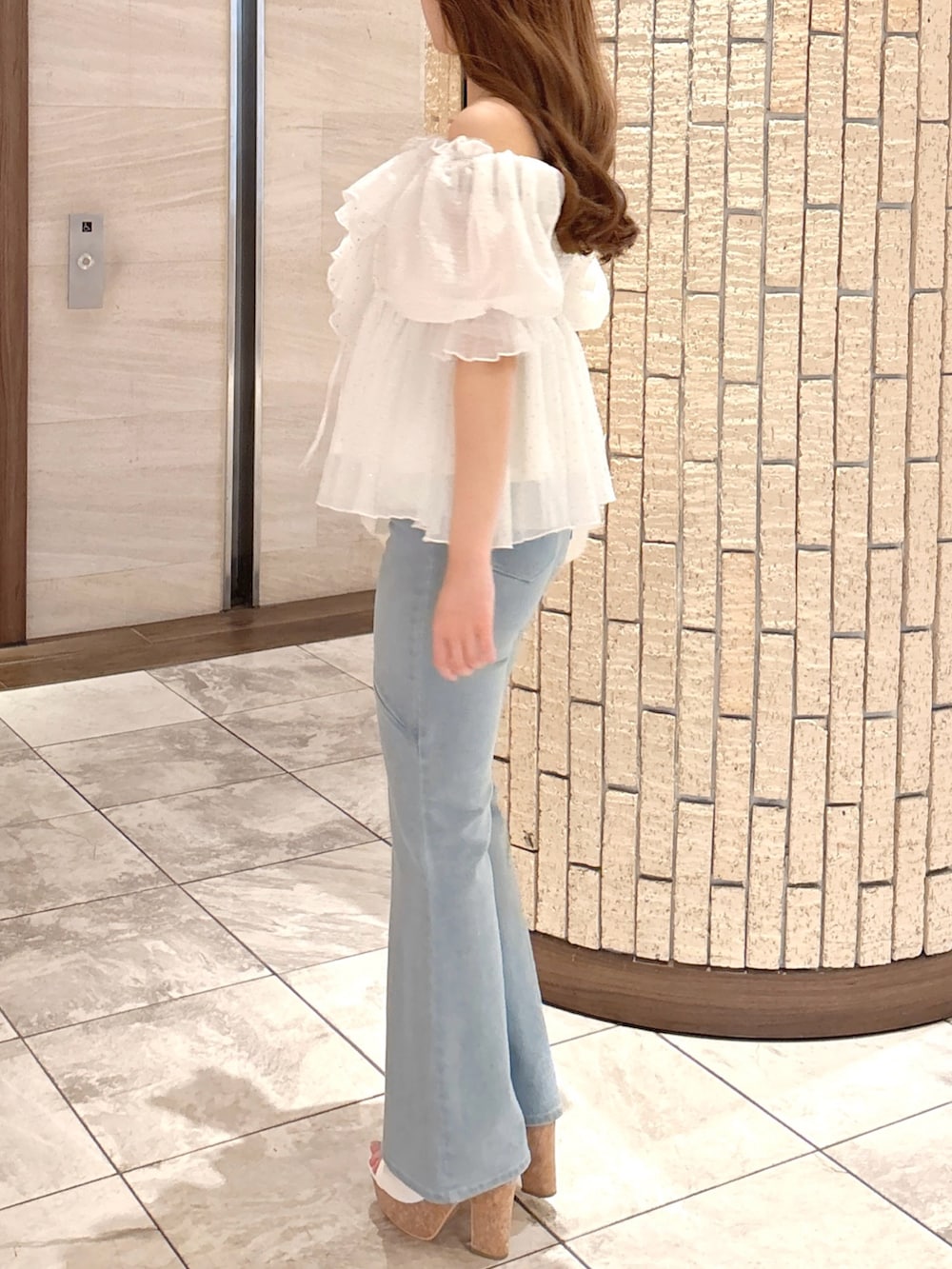 ホワイト系のシャツ/ブラウス、ブルー系のデニムパンツ、ホワイト系のサンダルを着用したレディースの夏コーディネートの6枚目の写真