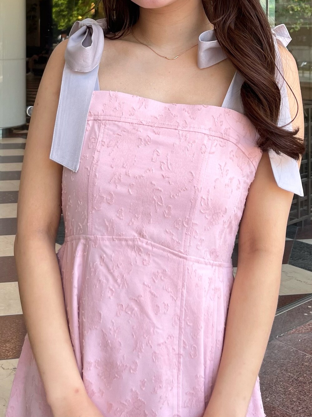 ピンク系のワンピース、ホワイト系のパンプスを着用したレディースの夏コーディネートの8枚目の写真