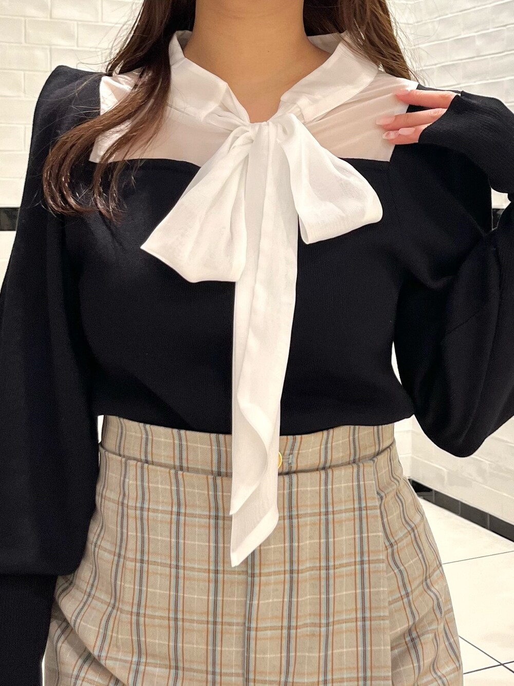 ブラック系のニット/セーター、その他のスカート、ブラック系のブーツを着用したレディースの冬コーディネートの8枚目の写真