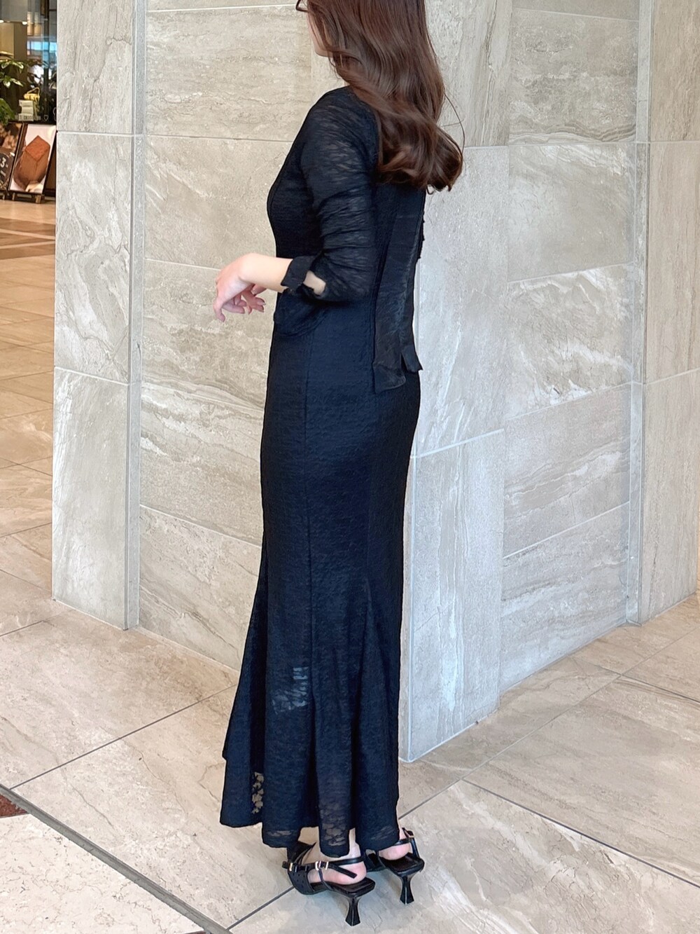 ブラック系のワンピース、ブラック系のパンプスを着用したレディースの春コーディネートの6枚目の写真