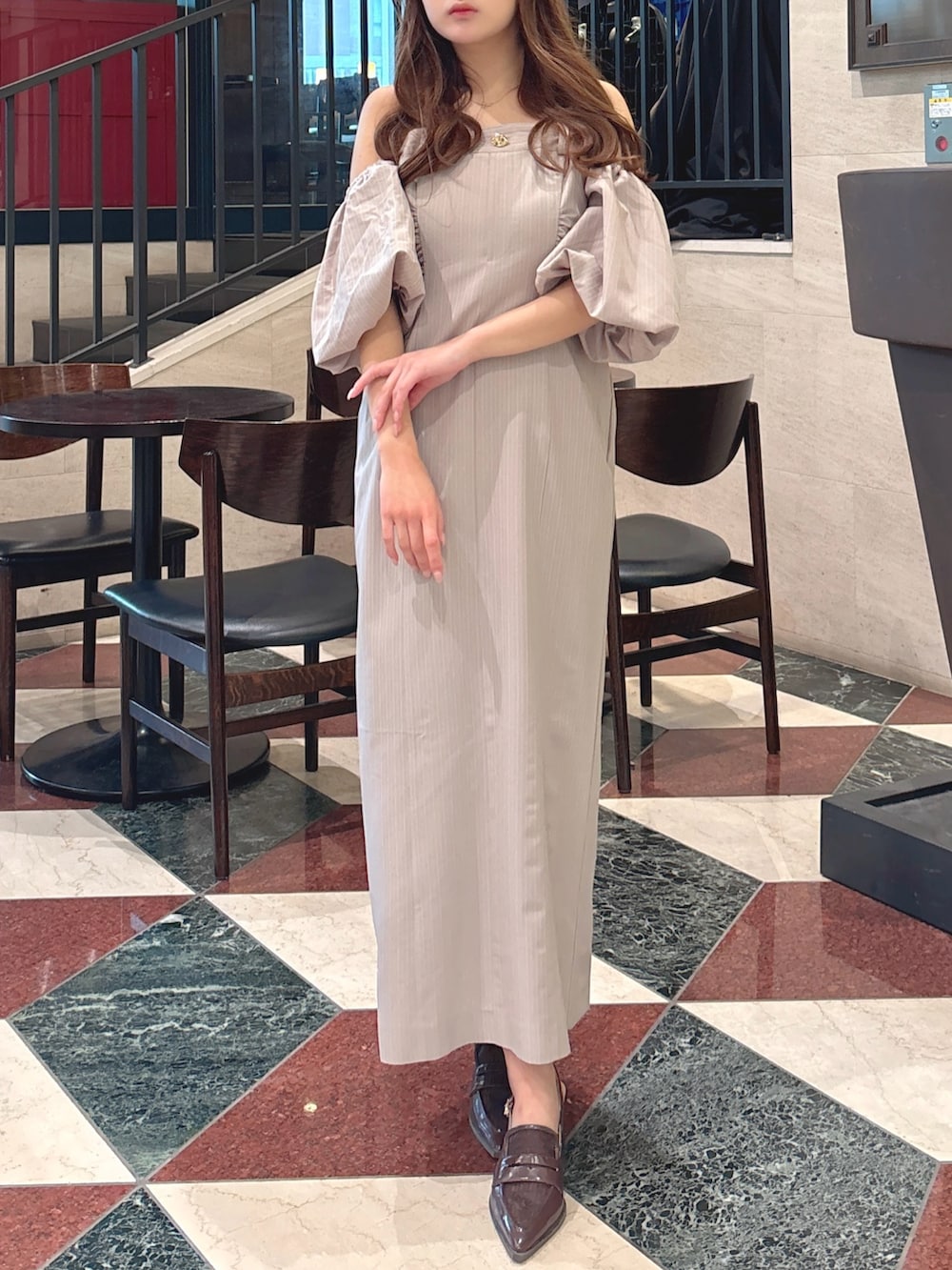 グレー系のワンピース、ブラウン系のローファーを着用したレディースの春コーディネートの6枚目の写真