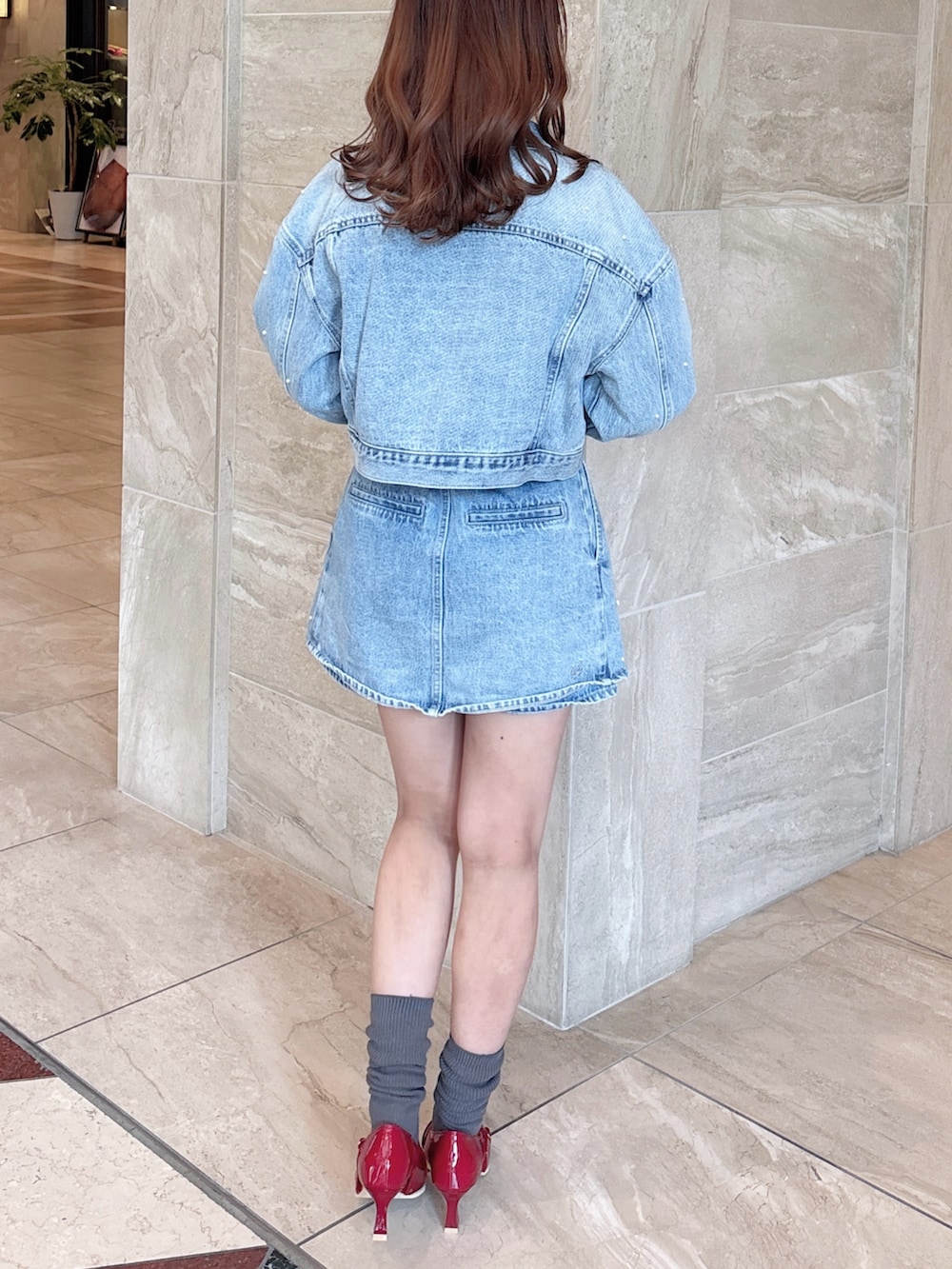 ブルー系のデニムジャケット、ブルー系のデニムパンツ、ホワイト系のキャミソールを着用したレディースの春コーディネートの8枚目の写真