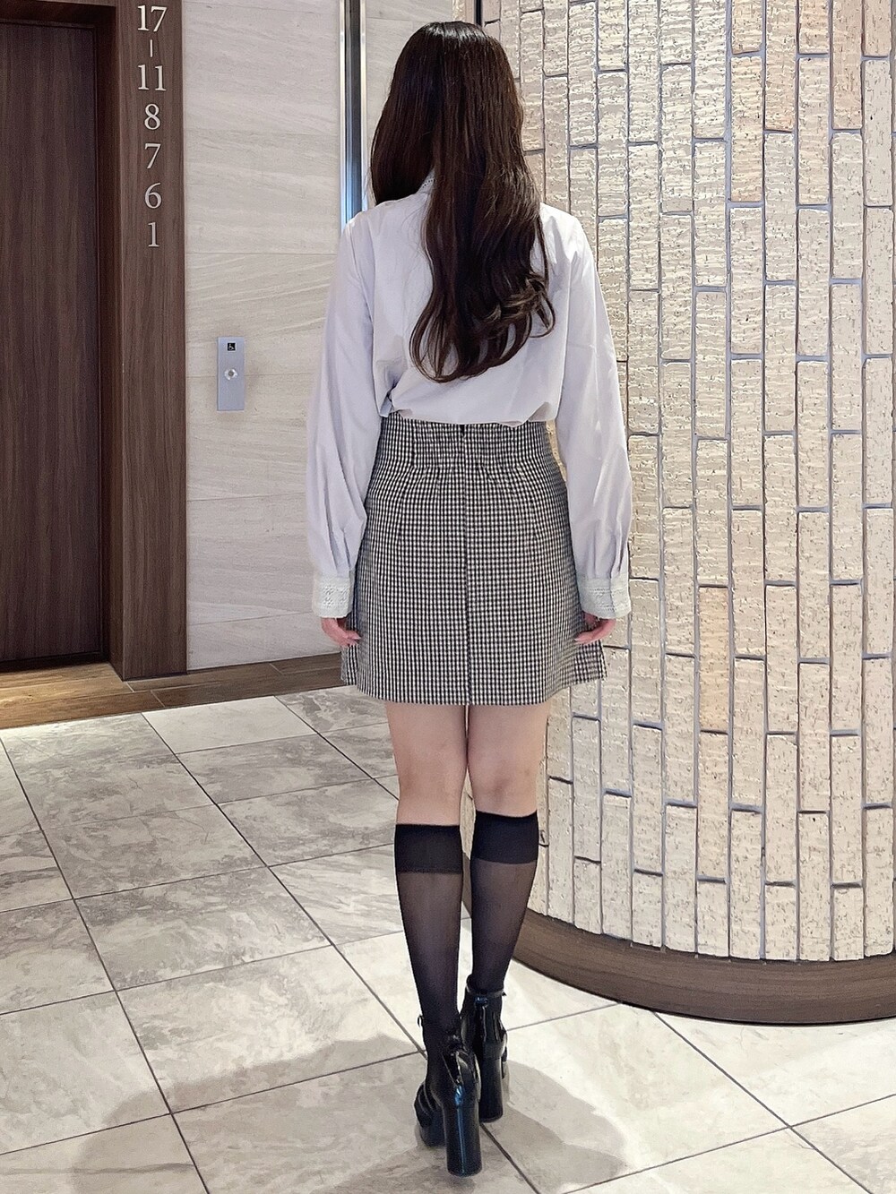 その他のスカート、ベージュ系のシャツ/ブラウス、ブラック系のパンプスを着用したレディースの秋コーディネートの9枚目の写真