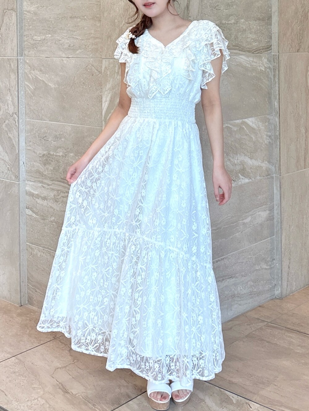 ホワイト系のワンピース、ホワイト系のサンダルを着用したレディースの夏コーディネートの4枚目の写真