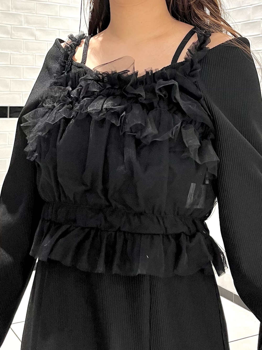 ブラック系のワンピース、ブラック系のブーツを着用したレディースの冬コーディネートの9枚目の写真