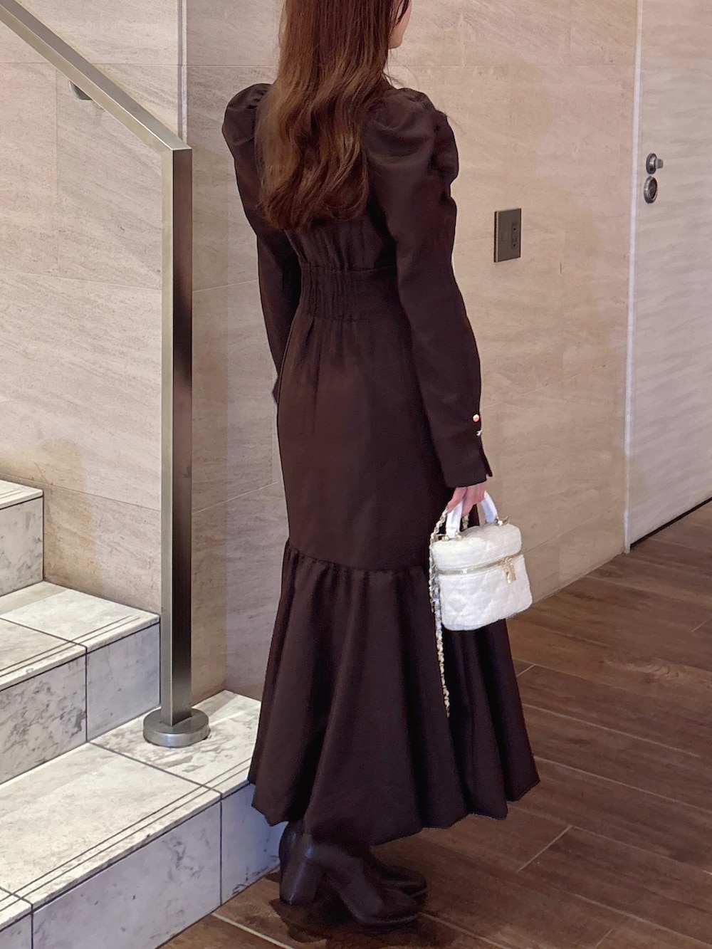 ブラウン系のワンピース、ブラウン系のブーツを着用したレディースの秋コーディネートの8枚目の写真