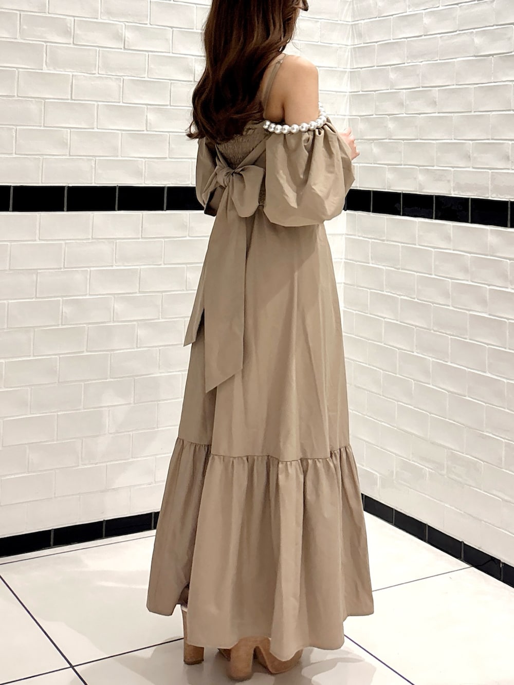 ベージュ系のワンピース、ホワイト系のサンダルを着用したレディースの夏コーディネートの7枚目の写真