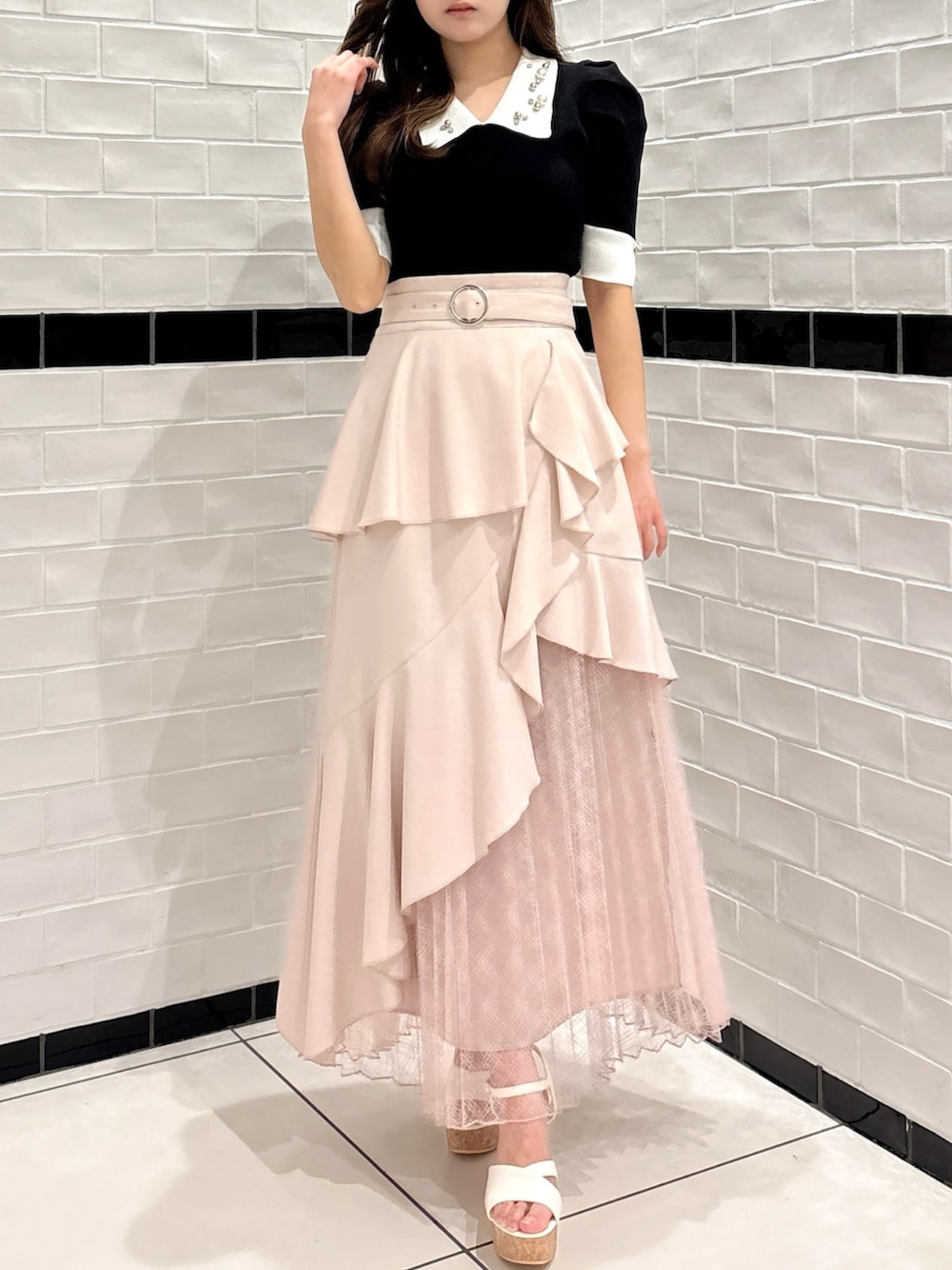 ピンク系のスカート、ホワイト系のサンダル、その他のニット/セーターを着用したレディースの夏コーディネートの4枚目の写真