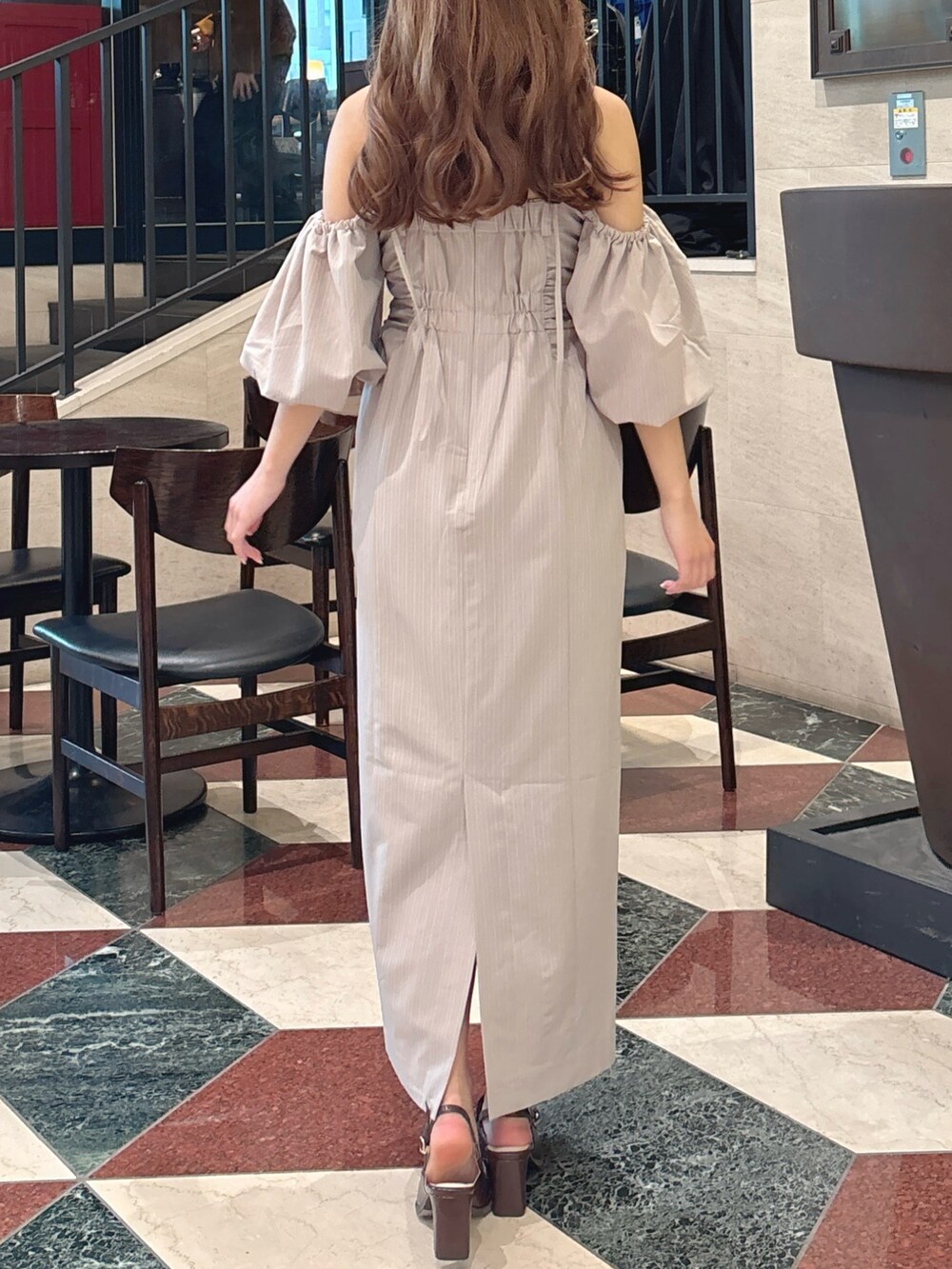 グレー系のワンピース、ブラウン系のローファーを着用したレディースの春コーディネートの9枚目の写真