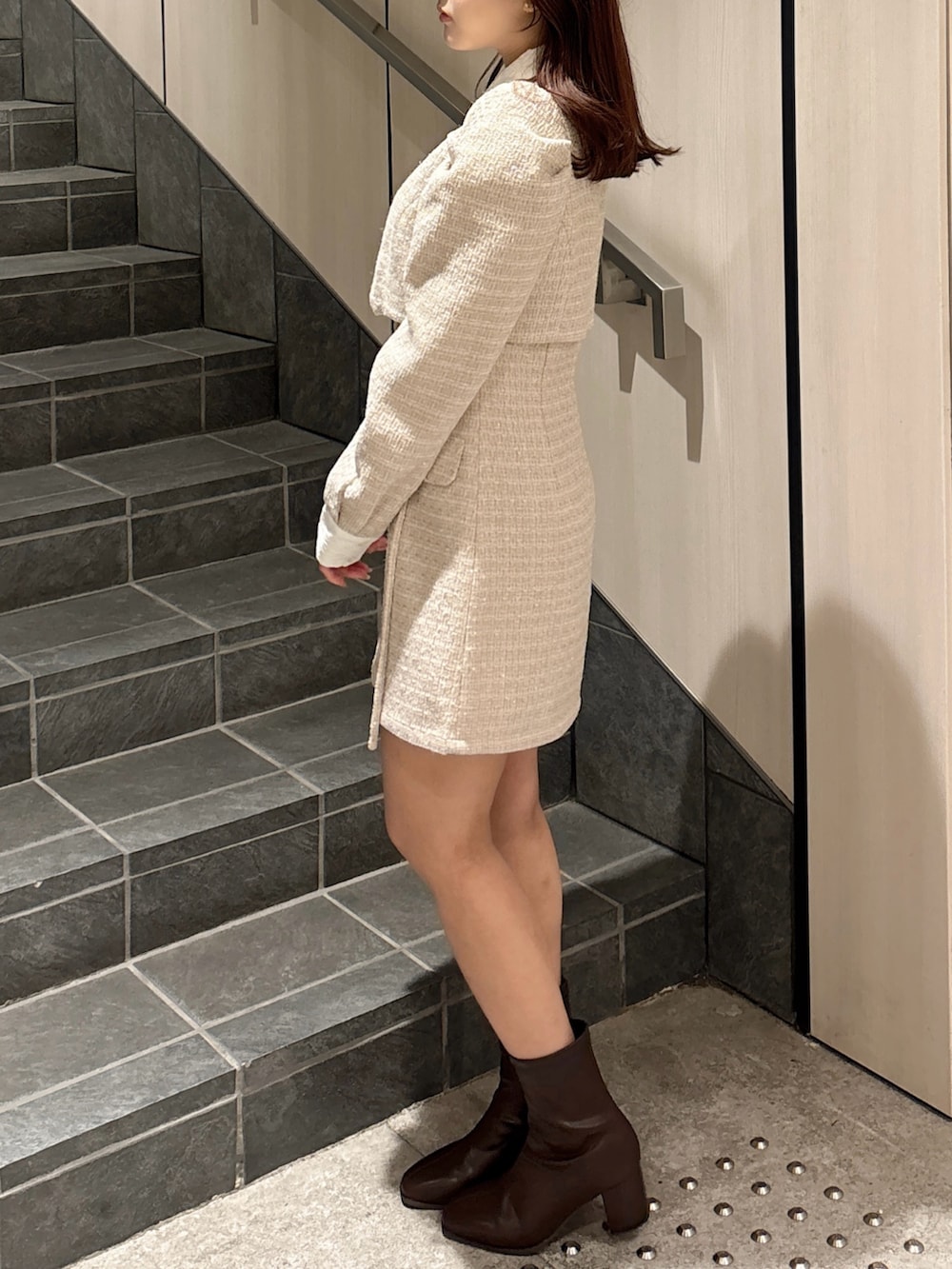 ベージュ系のワンピース、ブラウン系のブーツを着用したレディースの冬コーディネートの4枚目の写真