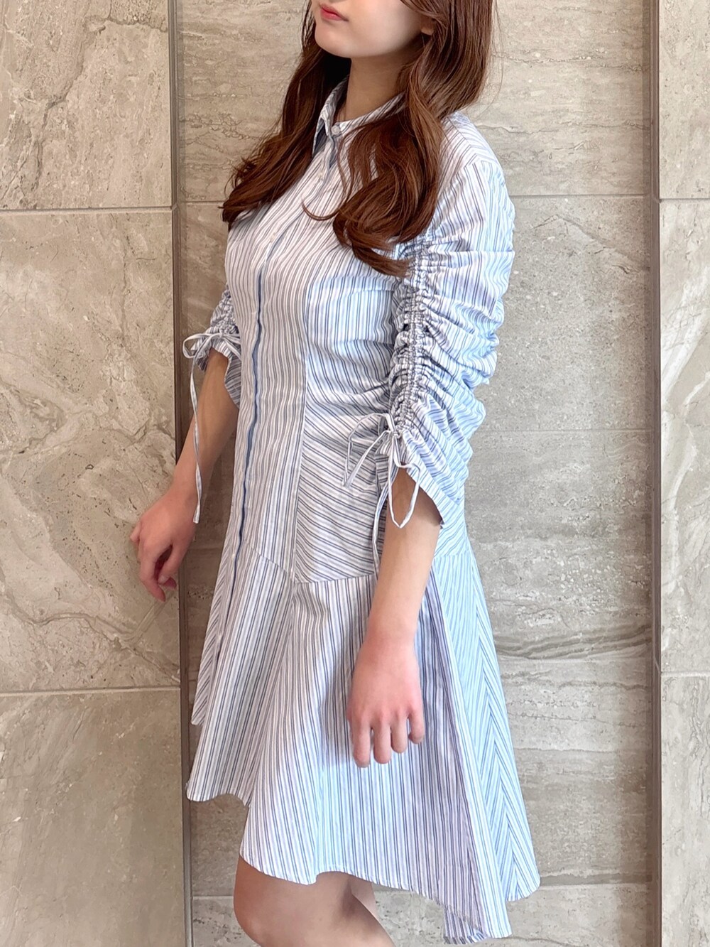 その他のワンピース、ブルー系のデニムジャケット、ホワイト系のブーツを着用したレディースの春コーディネートの10枚目の写真