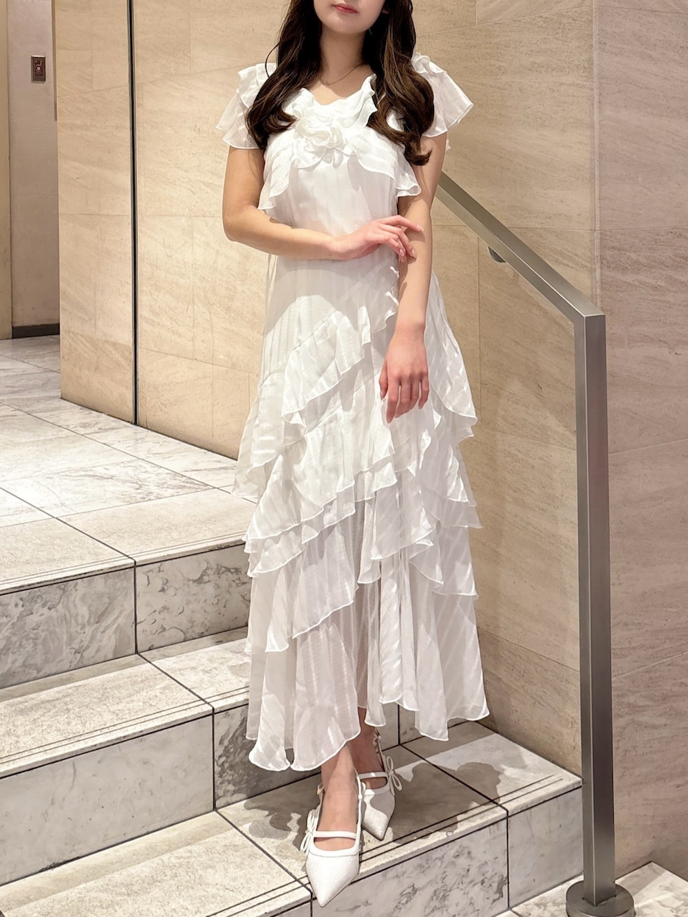 ホワイト系のワンピース、ホワイト系のパンプスを着用したレディースの春コーディネートの3枚目の写真