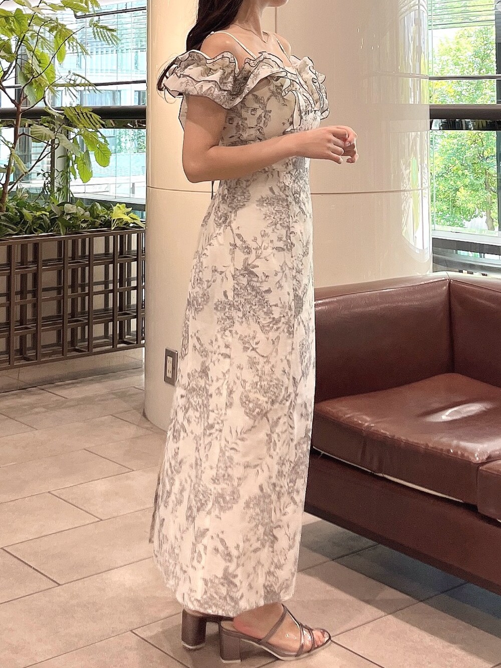 ホワイト系のワンピース、シルバー系のパンプスを着用したレディースの夏コーディネートの4枚目の写真